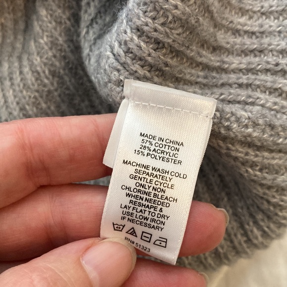 CeCe Cute Gray Sweater, M - Picture 9 of 9